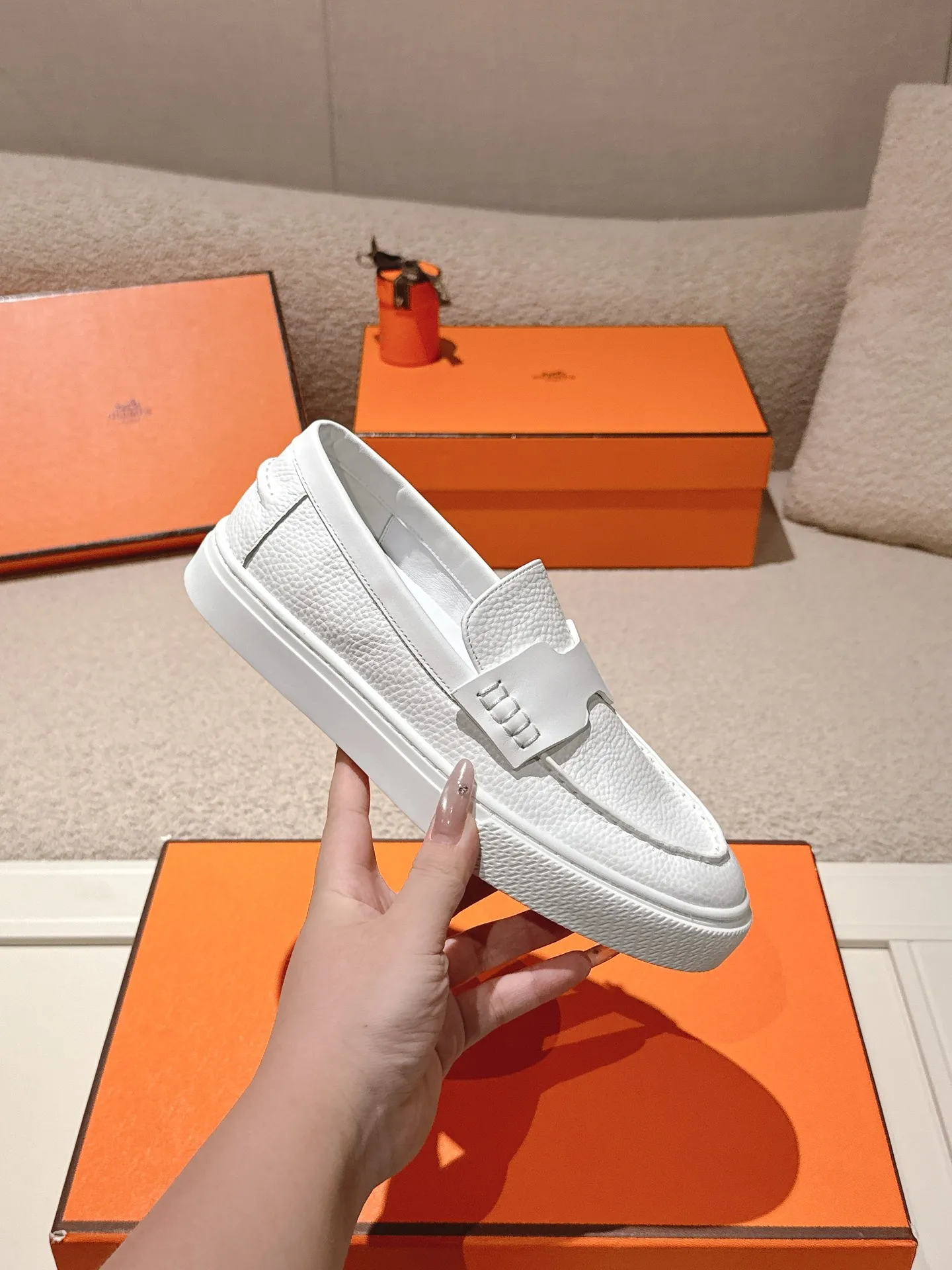 Men's men's shoes P620! Hermes# Thick Sole Couple Loafers These lace-up free sneakers in calfskin and washed denim feature signature "H" details. The design is simple and smooth, creating a fashionable urban look. It is comfortable and versatile. H family classics are not outdated, and the delivery counter is beautifully packaged🛍📦 Fabric: Original customized washed denim/first-layer cowhide Lining: Imported soft sheepskin Sole: Original open-molded anti-slip TPU material Size: 35-45